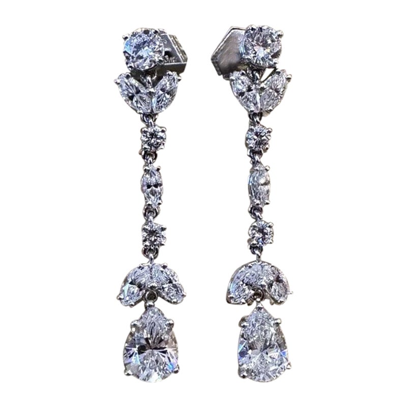 Lange Diamant-Tropfen-Ohrringe mit birnenförmigen Formen aus 18k Weißgold und Platin im Angebot