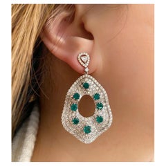 Boucles d'oreilles pendantes en or blanc 18 carats avec pavé de diamants et d'émeraudes