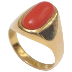 Anello classico in oro con corallo naturale