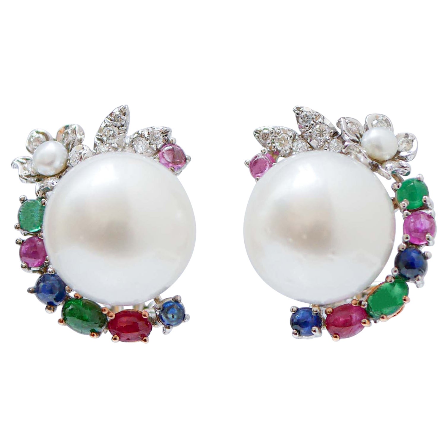 Boucles d'oreilles en or blanc 18 carats perles des mers du Sud, rubis, émeraudes, saphirs, diamants en vente