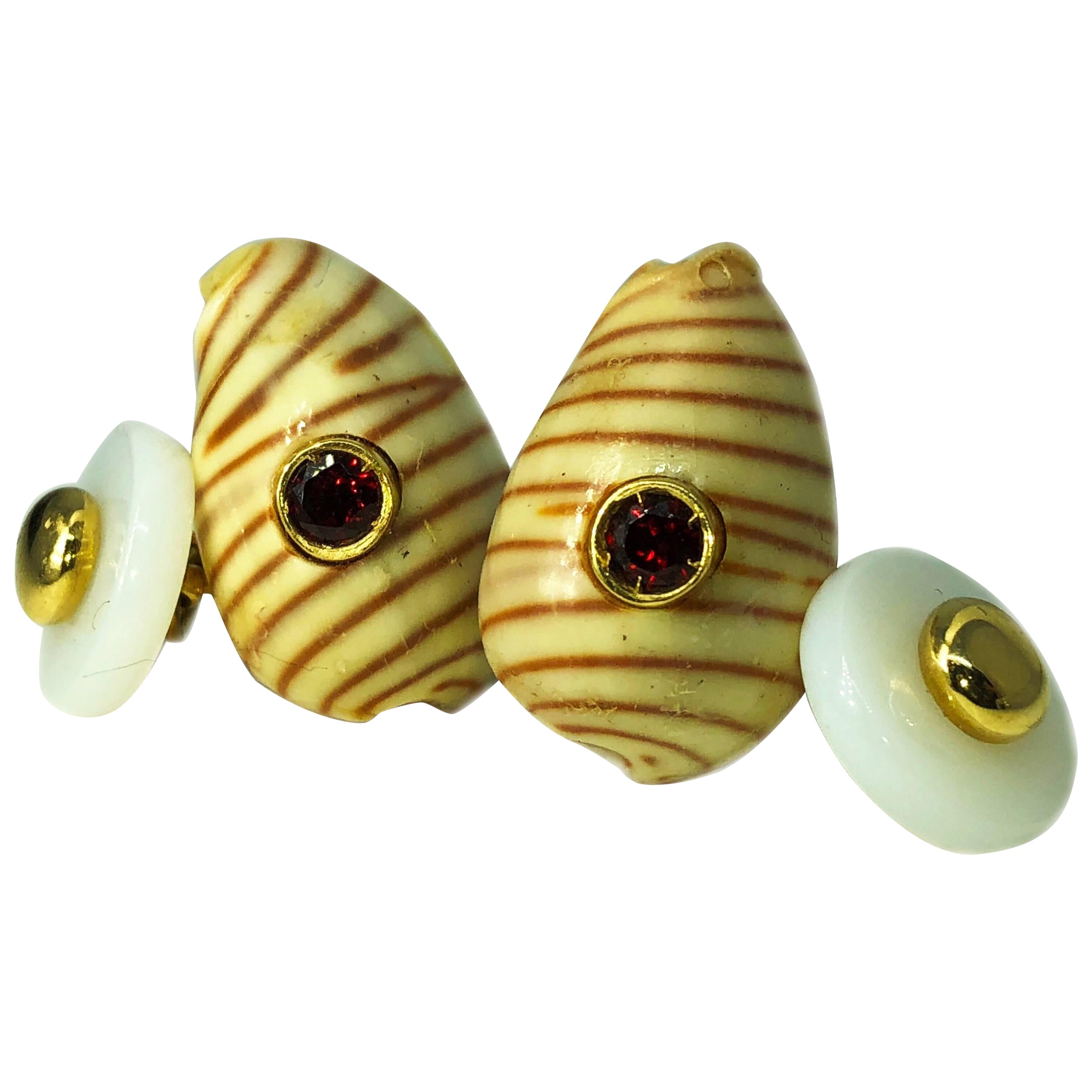 Berca Boutons de manchette en or à dos en agate blanche et spessartite rouge avec coquillages de mer