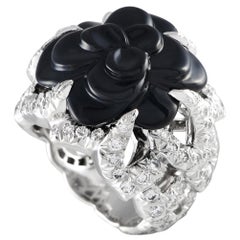 Chanel, bague cocktail Camlia en or blanc 18 carats, diamant 2,50 carats et onyx