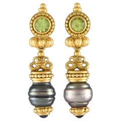 Lago Boucles d'oreilles en or jaune 18K perles et péridot LA25-012424