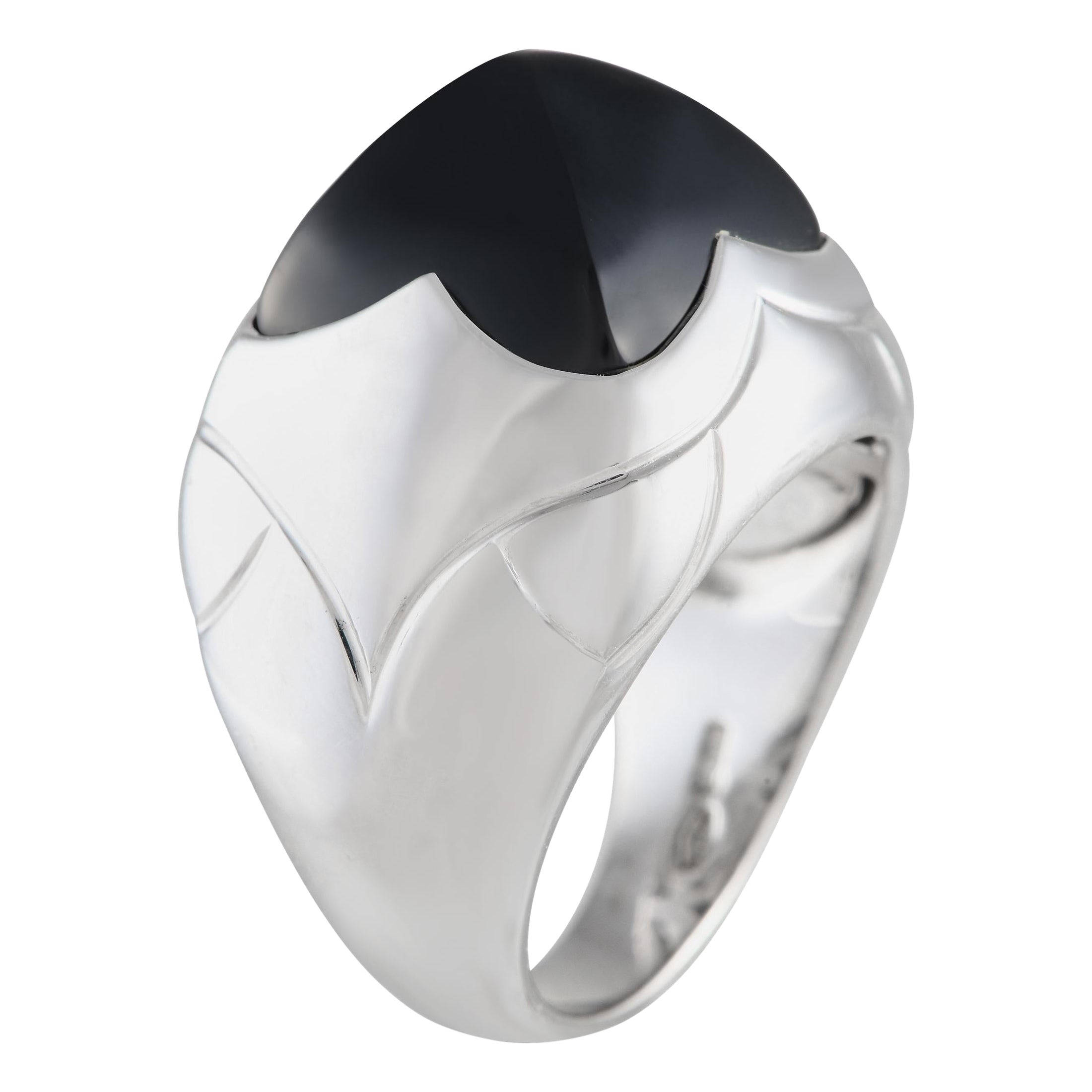 This is a unique piece of high-jewelry from Bvlgari that was created in the 80s. The ring has a geometric profile and is made of 18K white gold. The band of the ring widens towards the top to highlight a black onyx cabochon in a sugarloaf cut. This