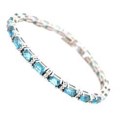 Bracelet classique de topaze bleue suisse taillée en émeraude et sertie de diamants, or jaune 14 ct