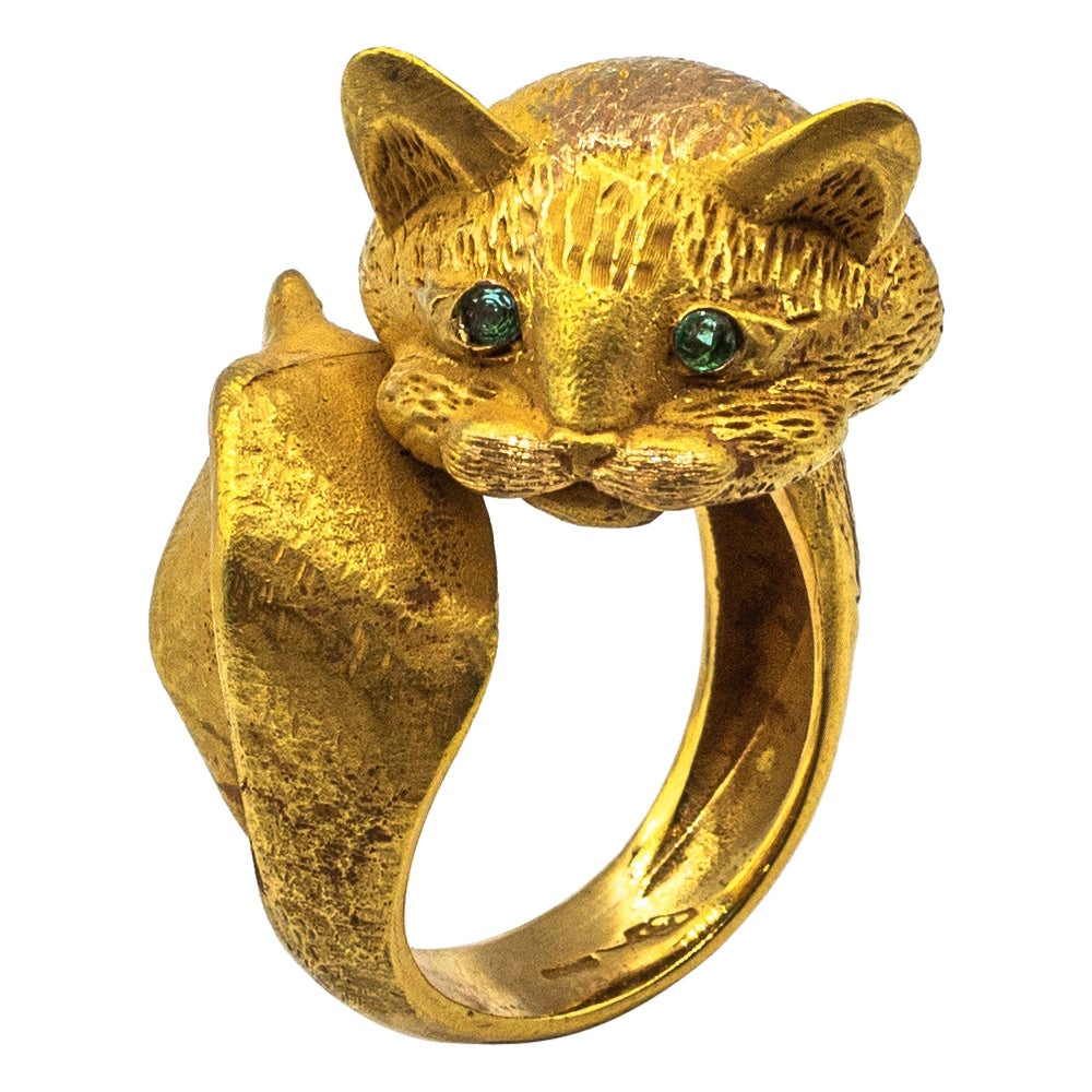 Art Nouveau Style Handcrafted Emerald Yellow Gold "Cat" Cocktail Ring For Sale