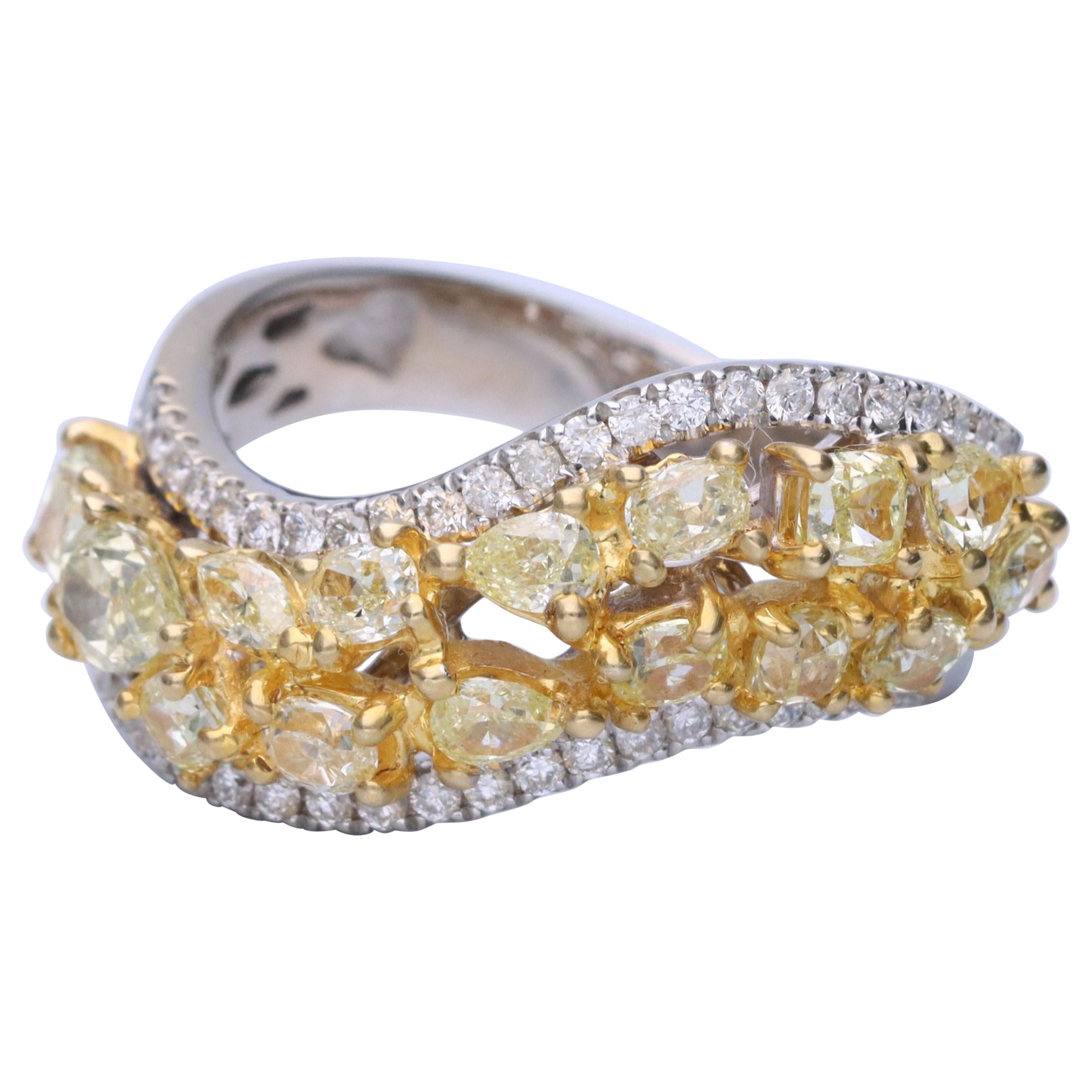 Bague en or 18 carats avec diamants jaunes de 2,46 carats et diamants blancs de taille ronde