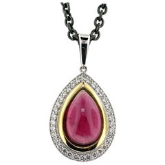 Ciondolo con tormalina rubellite cabochon e diamanti 18kt da 7,69 carati