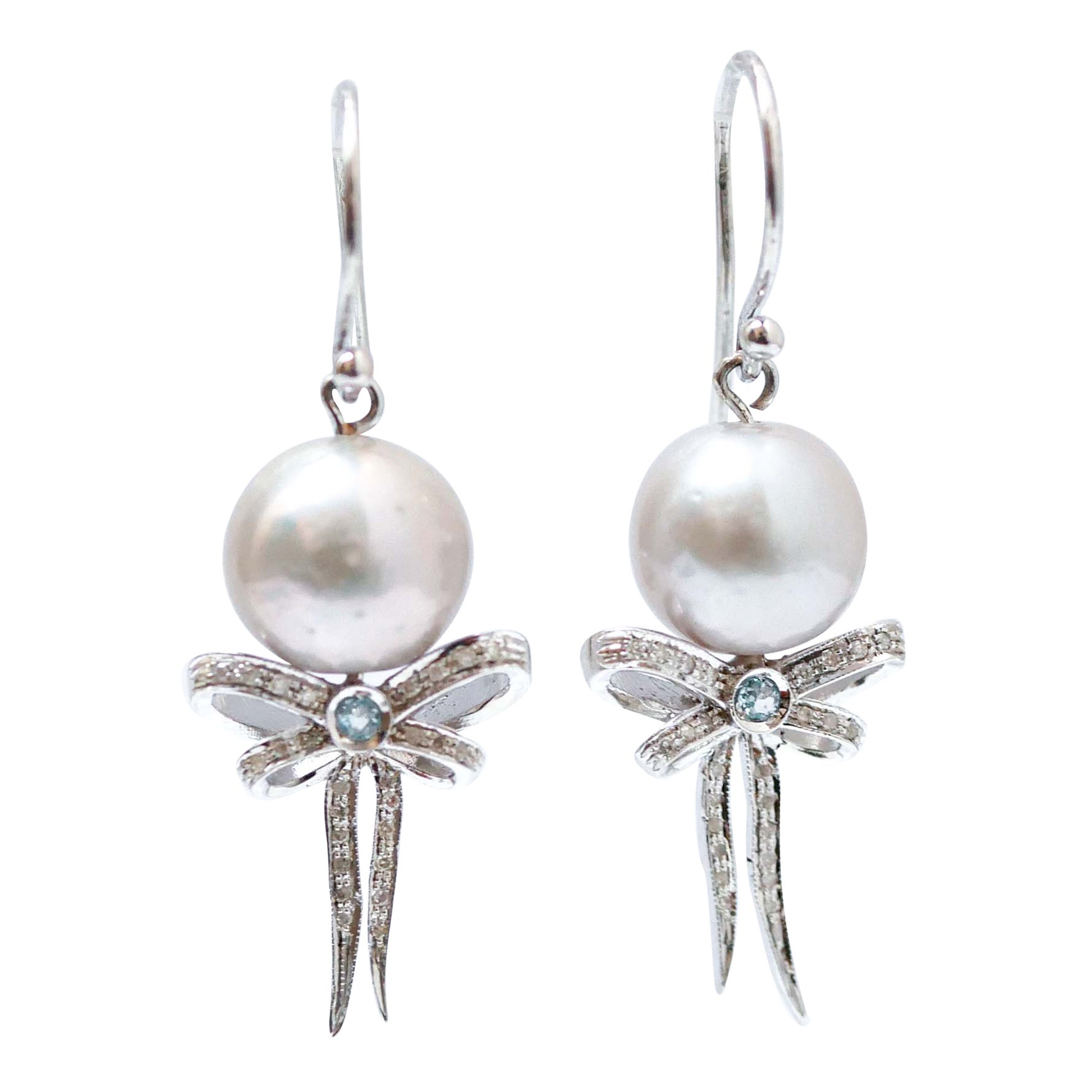 Pendants d'oreilles en or blanc, perles grises, topaze de couleur aigue-marine et diamants en vente