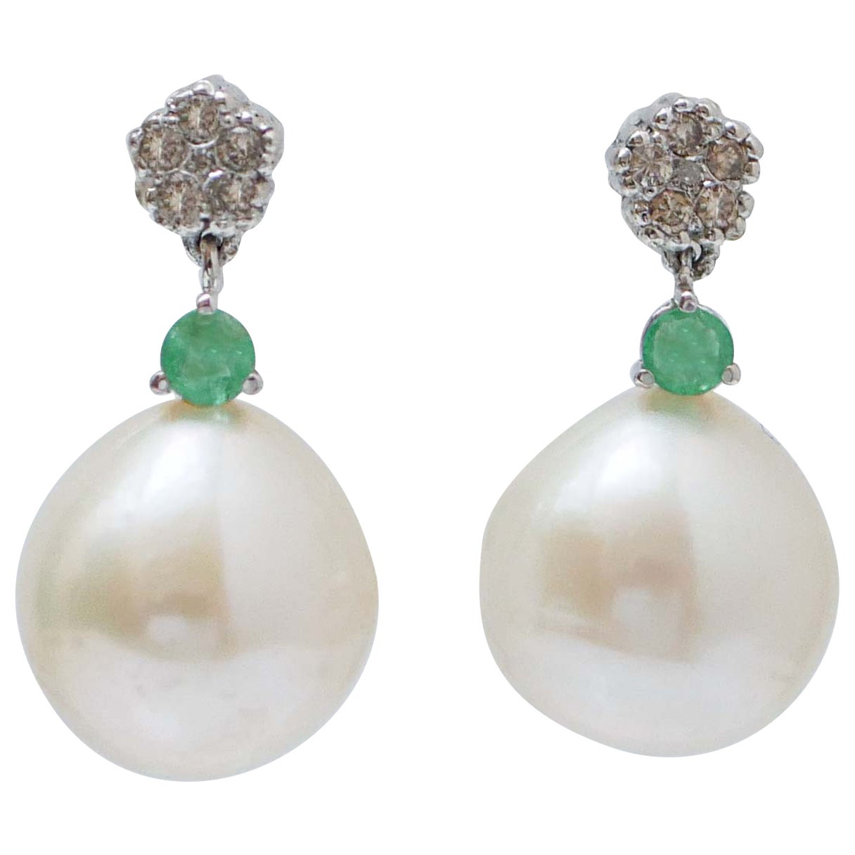 Boucles d'oreilles en or blanc 14 carats, perles blanches, émeraudes et diamants. en vente