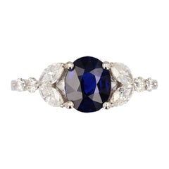 Bague moderne française en or blanc 18 carats avec saphir bleu roi de 1,51 carat et diamants