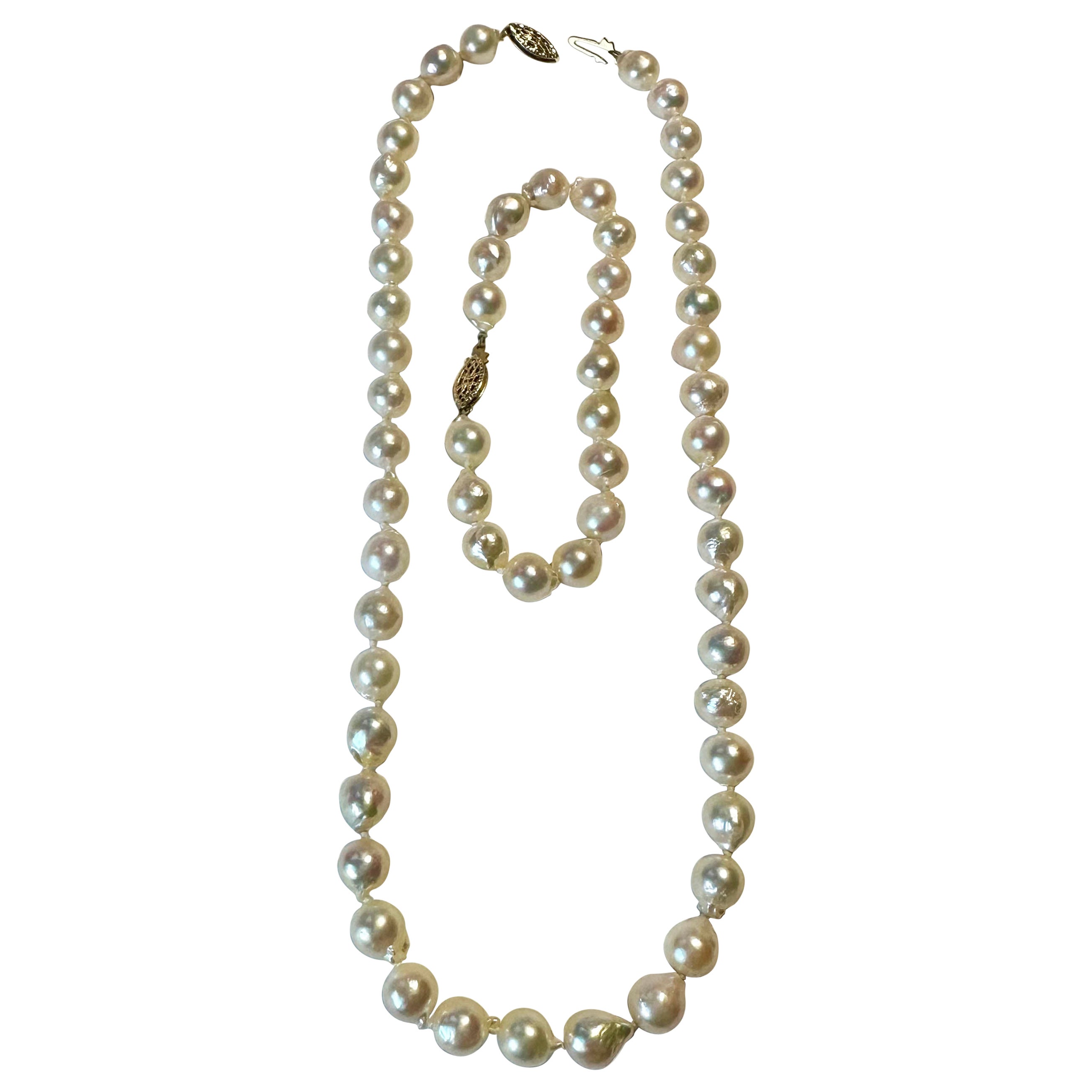 A Pearl Necklace and Bracelet set of Cultured Salt Water Pearls. For Sale