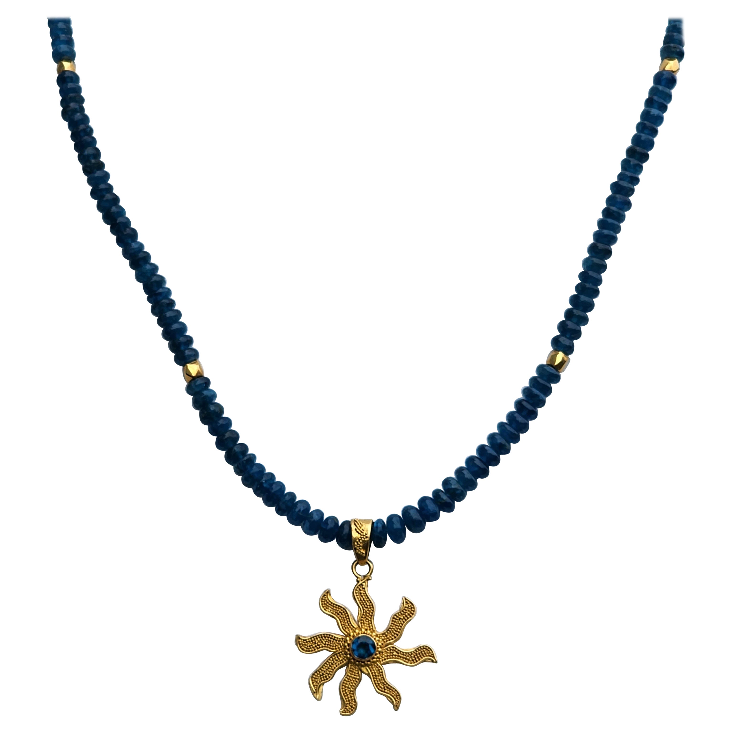 Perlenbesetzte blaue Fluorit-Halskette von 20 Zoll mit einem Gold-Anhänger „22kt“  im Angebot