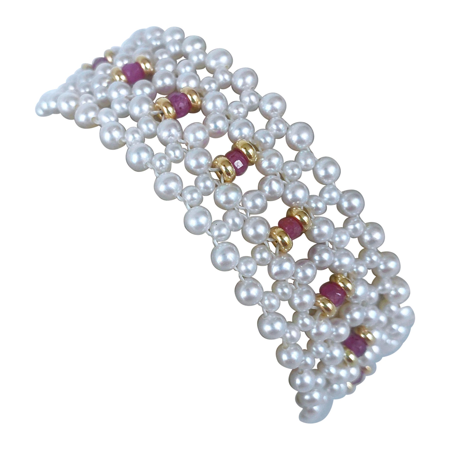 Magnifique bracelet de Marina J. Cette pièce est faite de petites perles de culture, de saphirs à facettes et d'or jaune 14k massif, tous tissés ensemble de façon complexe pour former une fine dentelle. Les perles présentent un éclat magnifique et