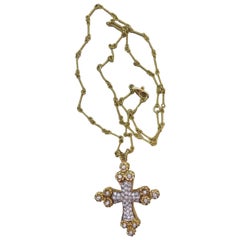 Pendentif croix en or jaune 18 carats et diamants de Cassis suspendu à une chaîne 18 carats