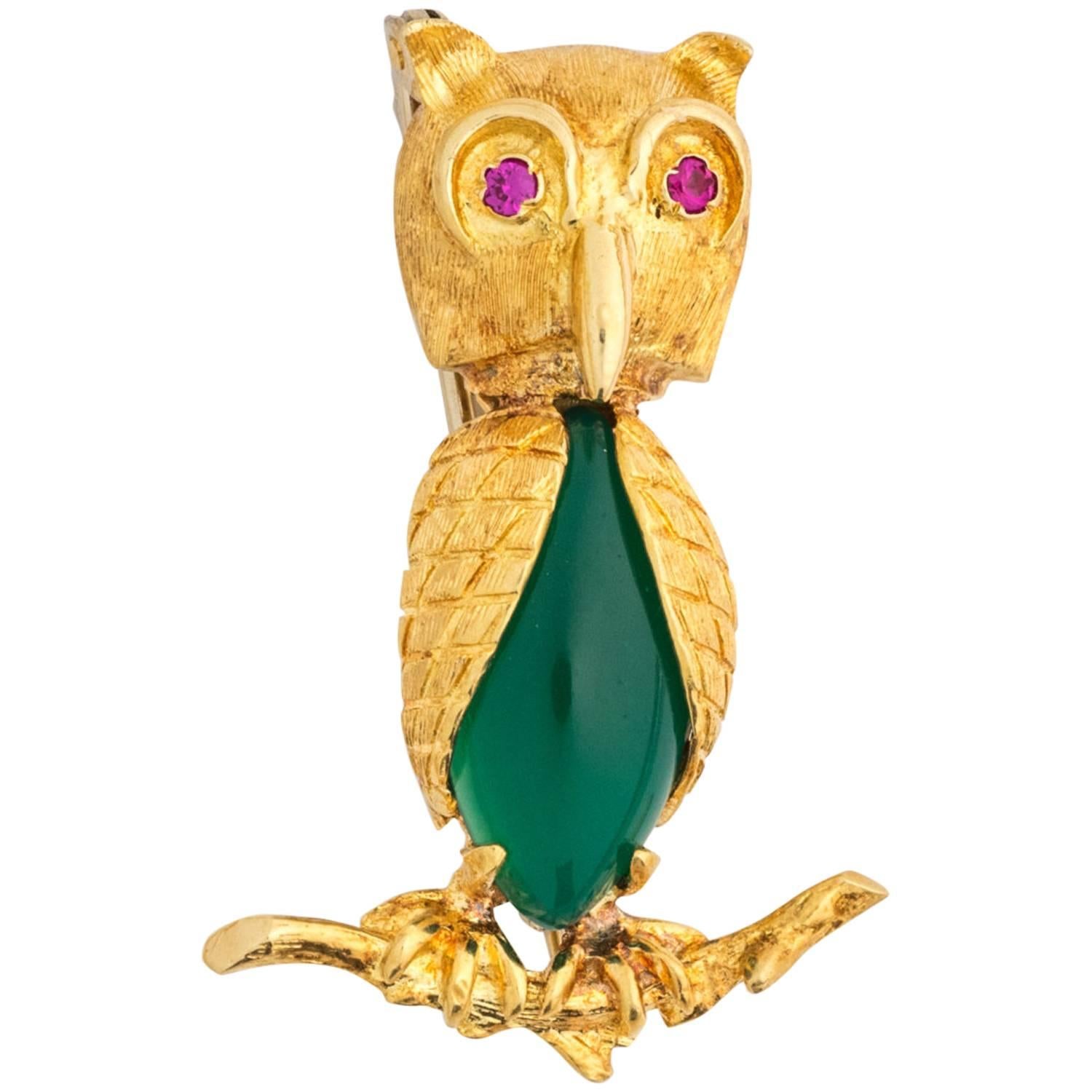 1950s Green Onyx and Ruby 18 karat Yellow Gold Owl Brooch Pin