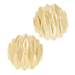 Boucles d'oreilles italiennes en or jaune 18k avec bouton Omega à large facette et texture ronde