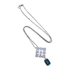 Halskette mit Smaragdtropfen und Diamantanhänger aus Platin