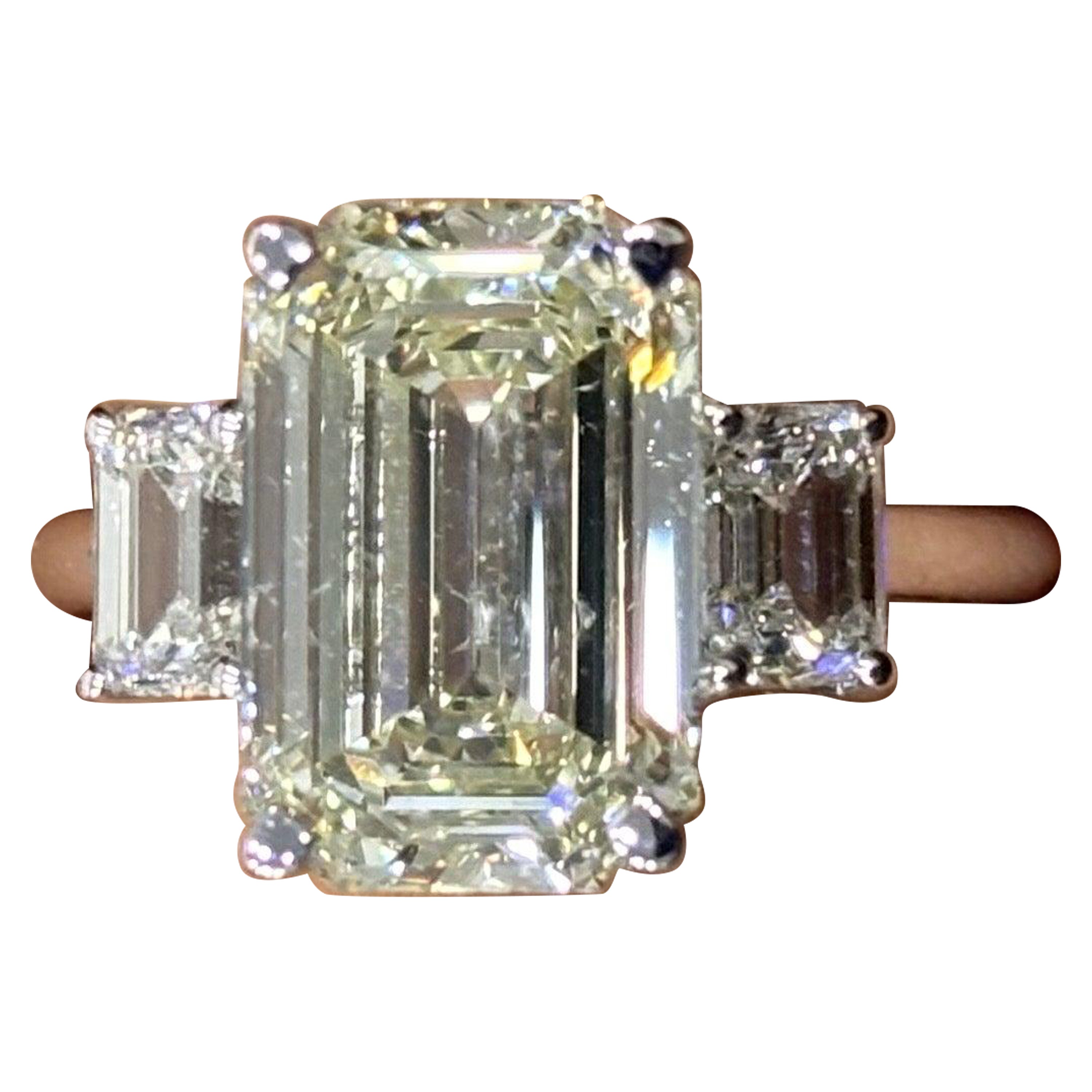 Bague de fiançailles à trois pierres certifiée GIA, 5,02 carats, diamant taille émeraude en vente