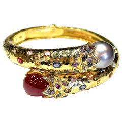 Bracelet jonc Bochic Orient en or et argent 18 carats serti de perles des mers du Sud, rubis et saphirs