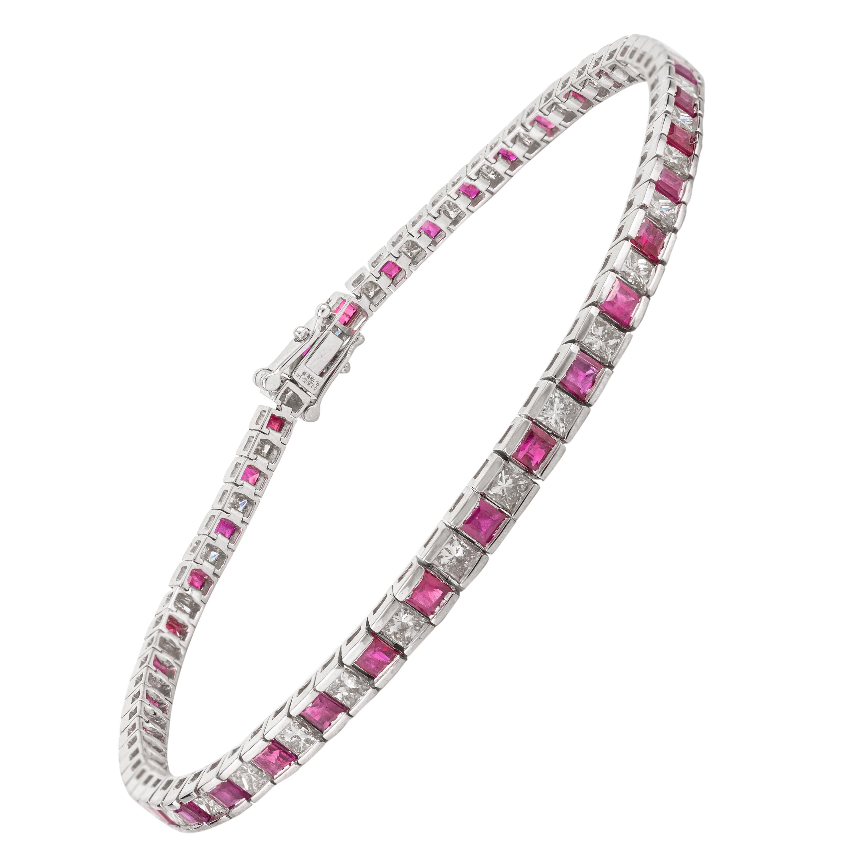 Bracelet tennis en or blanc 18 carats alternant rubis et diamants de 3,41 carats en vente