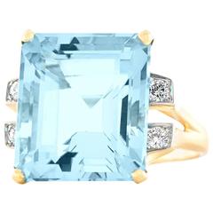 13.53 Carat Modernist Aquamarine Diamond and Gold Ring