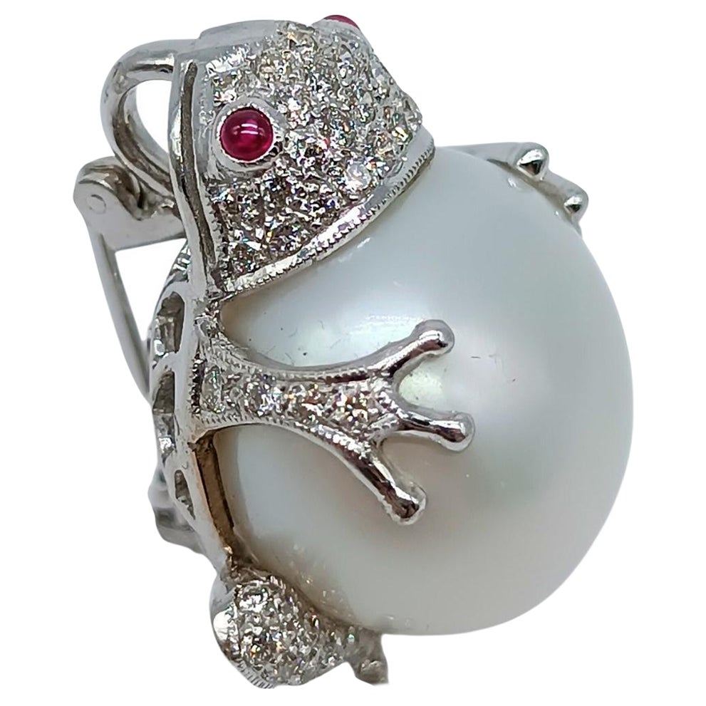 Frog Brooch in White Gold with Diamonds and Pearl For Sale