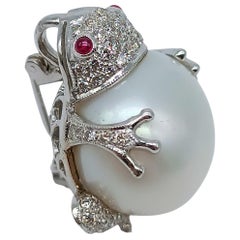Broche grenouille en or blanc avec diamants et perles