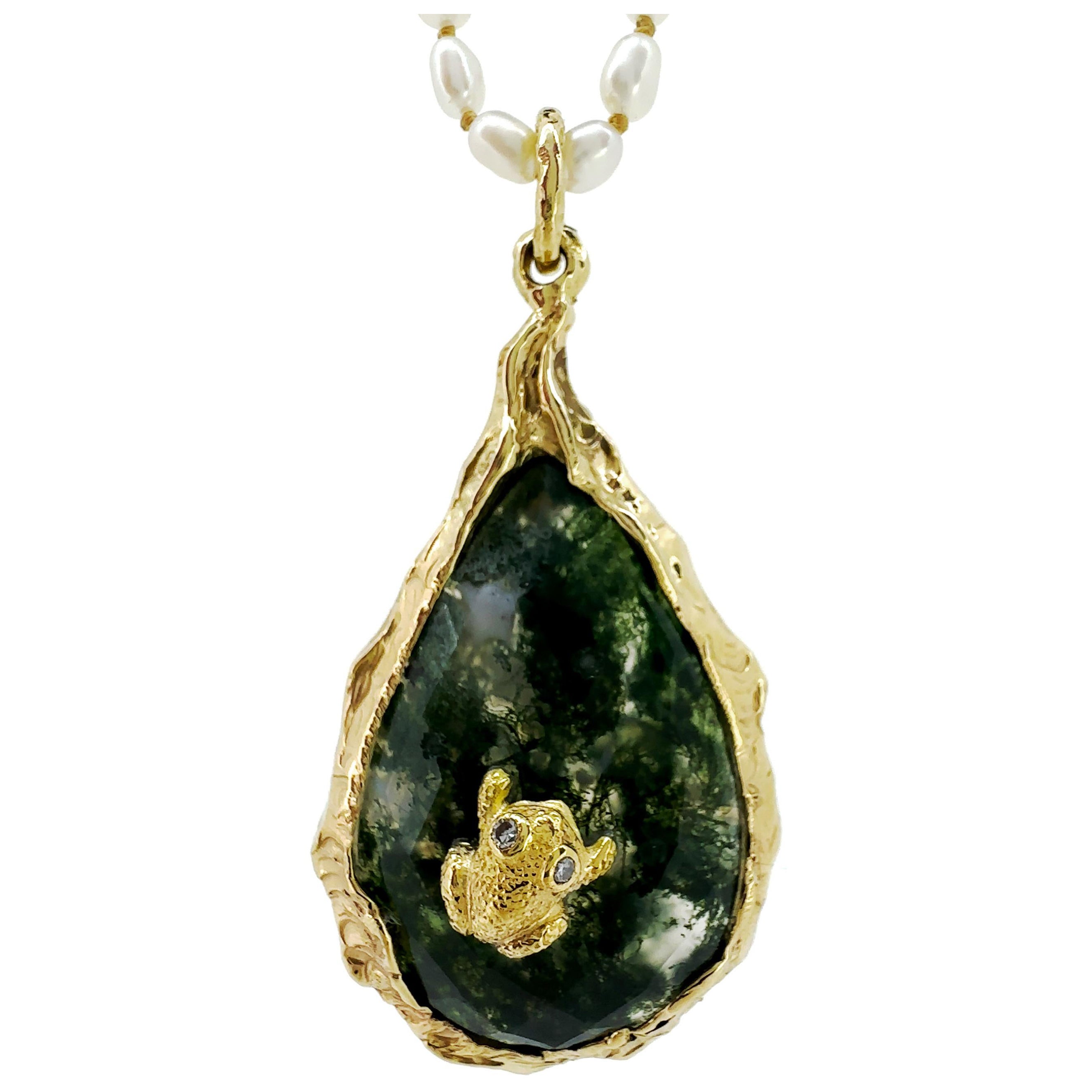 "Mossy" Large Teardrop Pendant in Yellow Gold with Tiny Frog on Moss Agate  For Sale