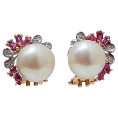 Ohrringe aus 14 Karat Roségold mit Perlen, Rubinen, Diamanten und Weißgold.