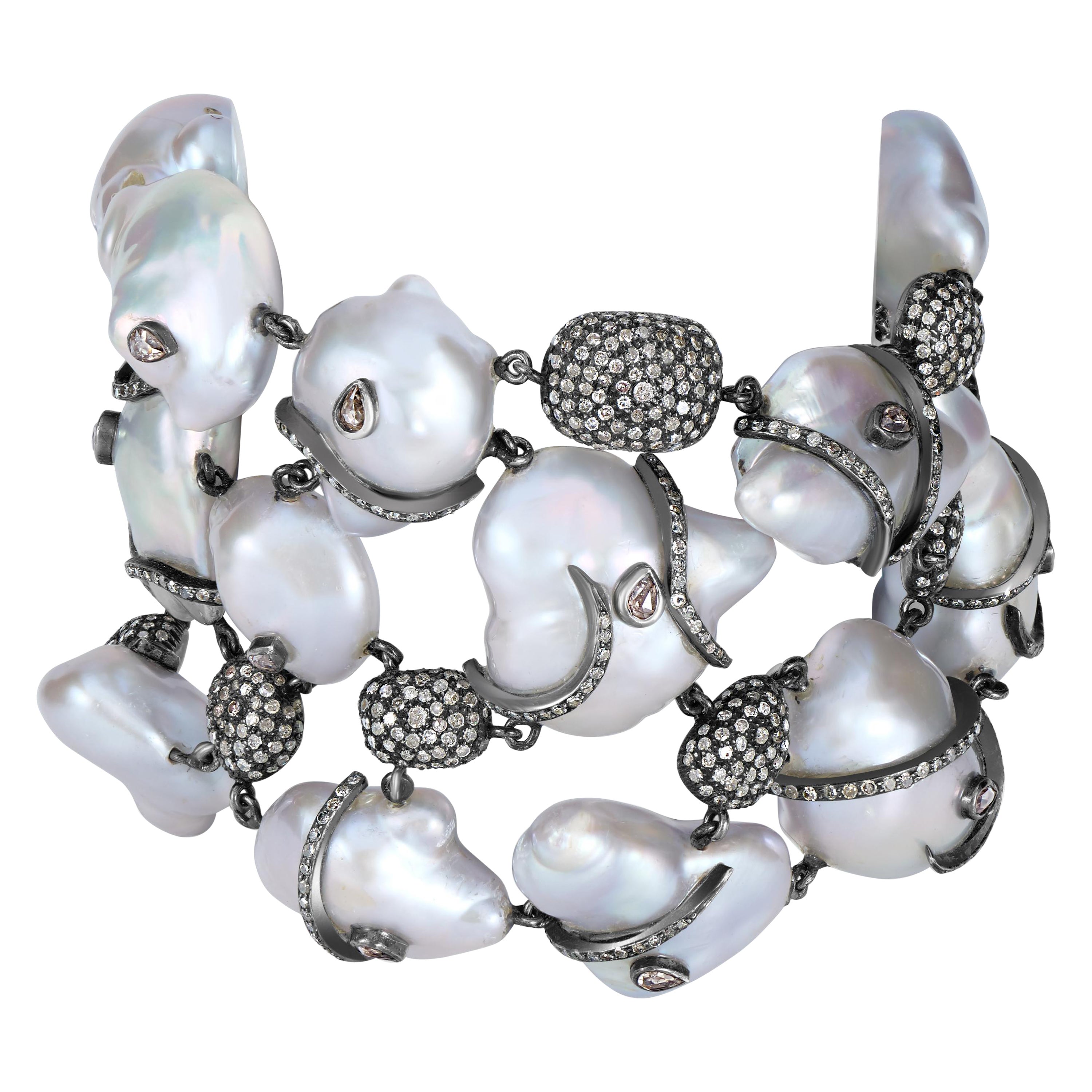 Victorien 84.02 Gms. Perle et 10 carats Bracelet en perles avec diamants  en vente