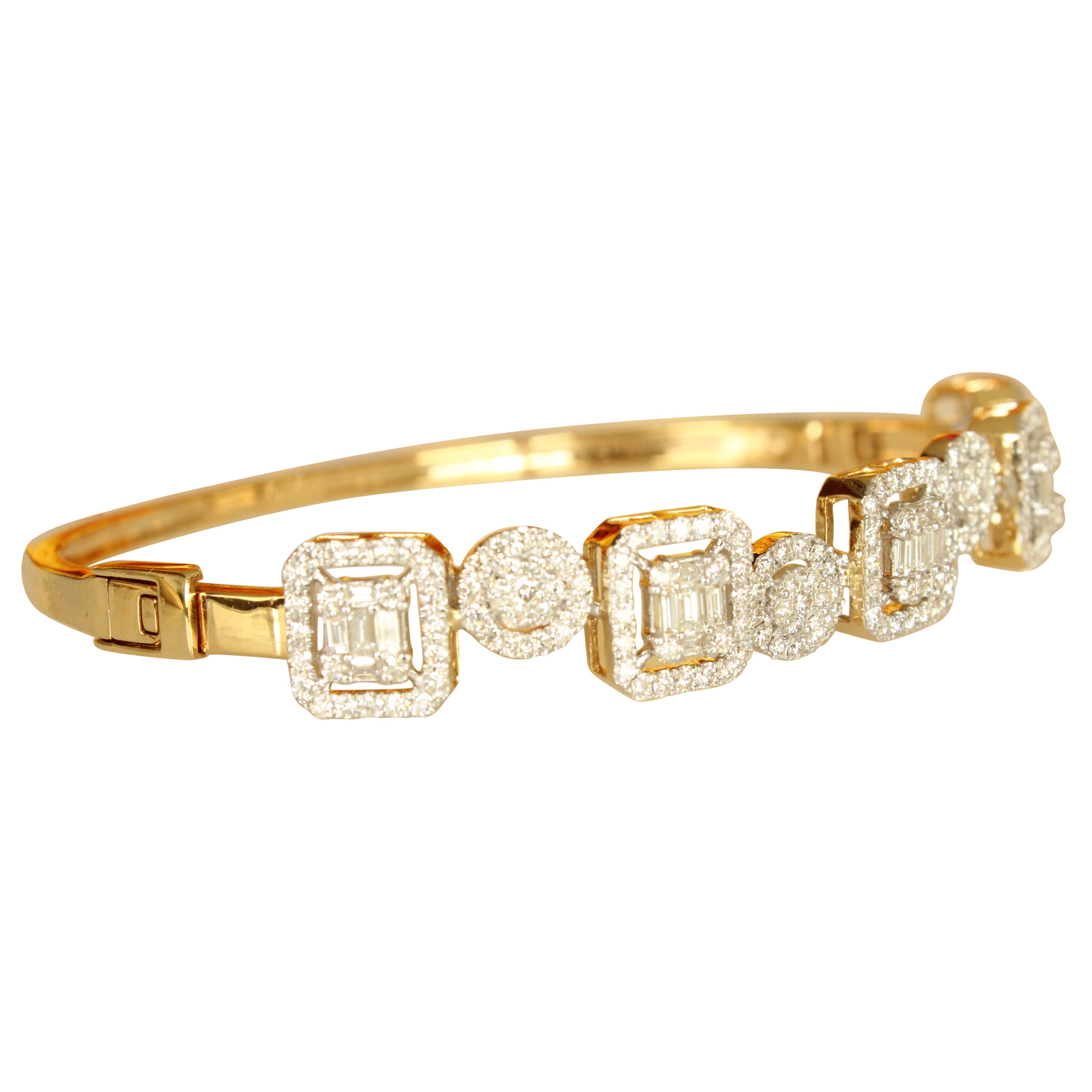 Armband aus 18 Karat massivem Gold mit Baguetteschliff und Diamant-Halo im Rundschliff im Angebot