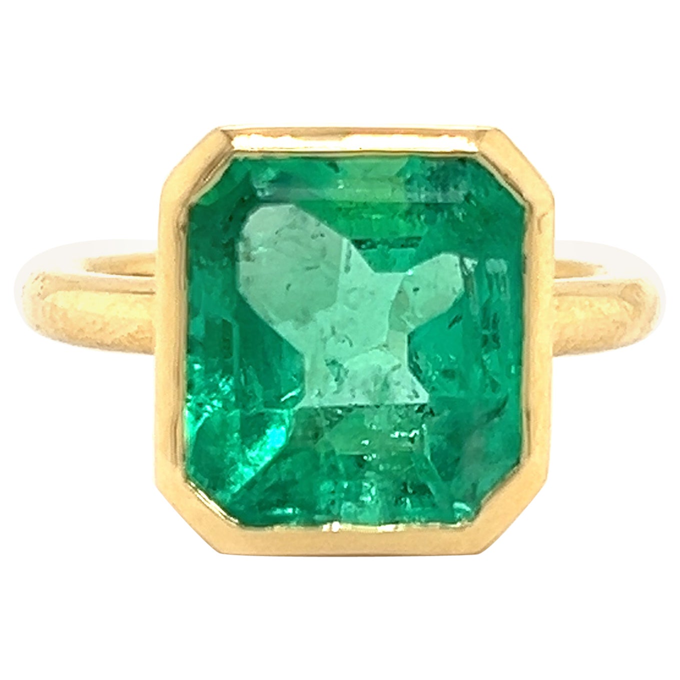 Colombian Emerald 6.10 Carat Bezel Set Cocktail Ring 18k Yellow Gold  For Sale