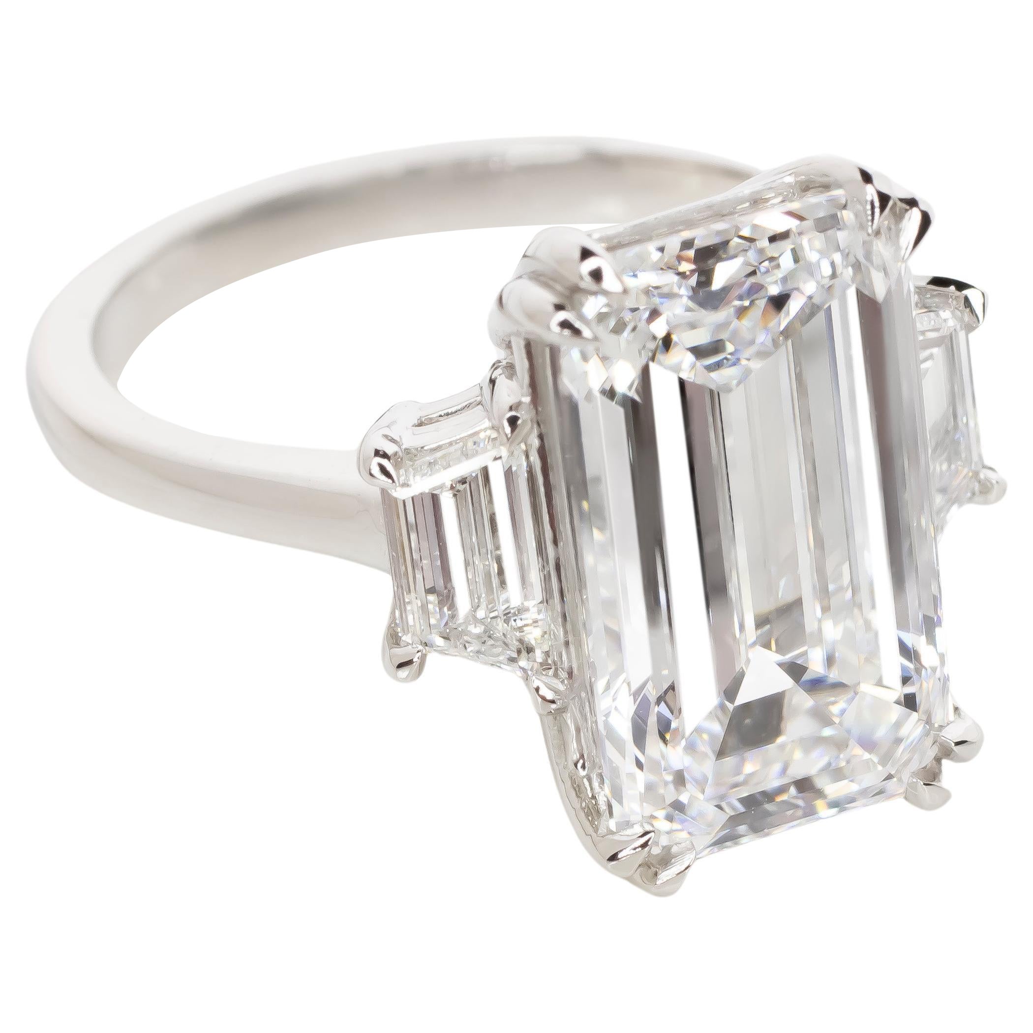 Bague avec diamant taille émeraude de 5 carats de couleur D certifié GIA TYPE IIA en vente