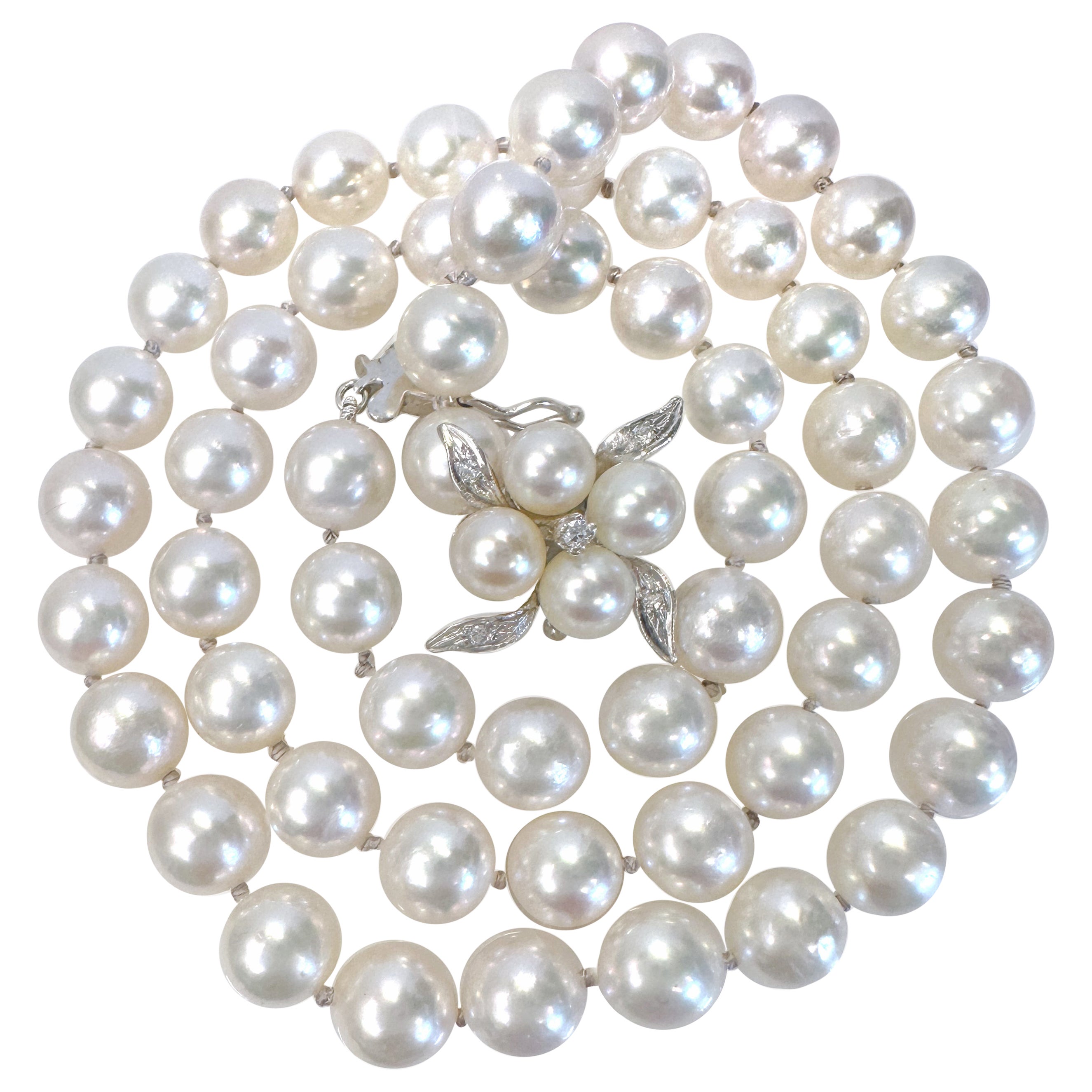 Collier de perles d'Akoya de 7mm de longueur Princesse avec fermoir en or blanc vintage et diamants en vente