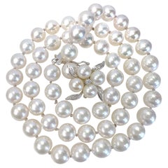 Collier de perles d'Akoya de 7mm de longueur Princesse avec fermoir en or blanc vintage et diamants