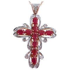 Halskette mit Kreuzanhänger aus Rubin, Diamanten, Roségold und Silber.