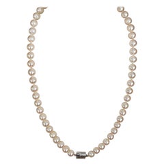 Akoya pearl necklace with 18 kt white gold clasp and one diamond