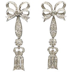 Boucles d'oreilles en or blanc 18 carats diamantées de style édouardien avec noeud et pompon 