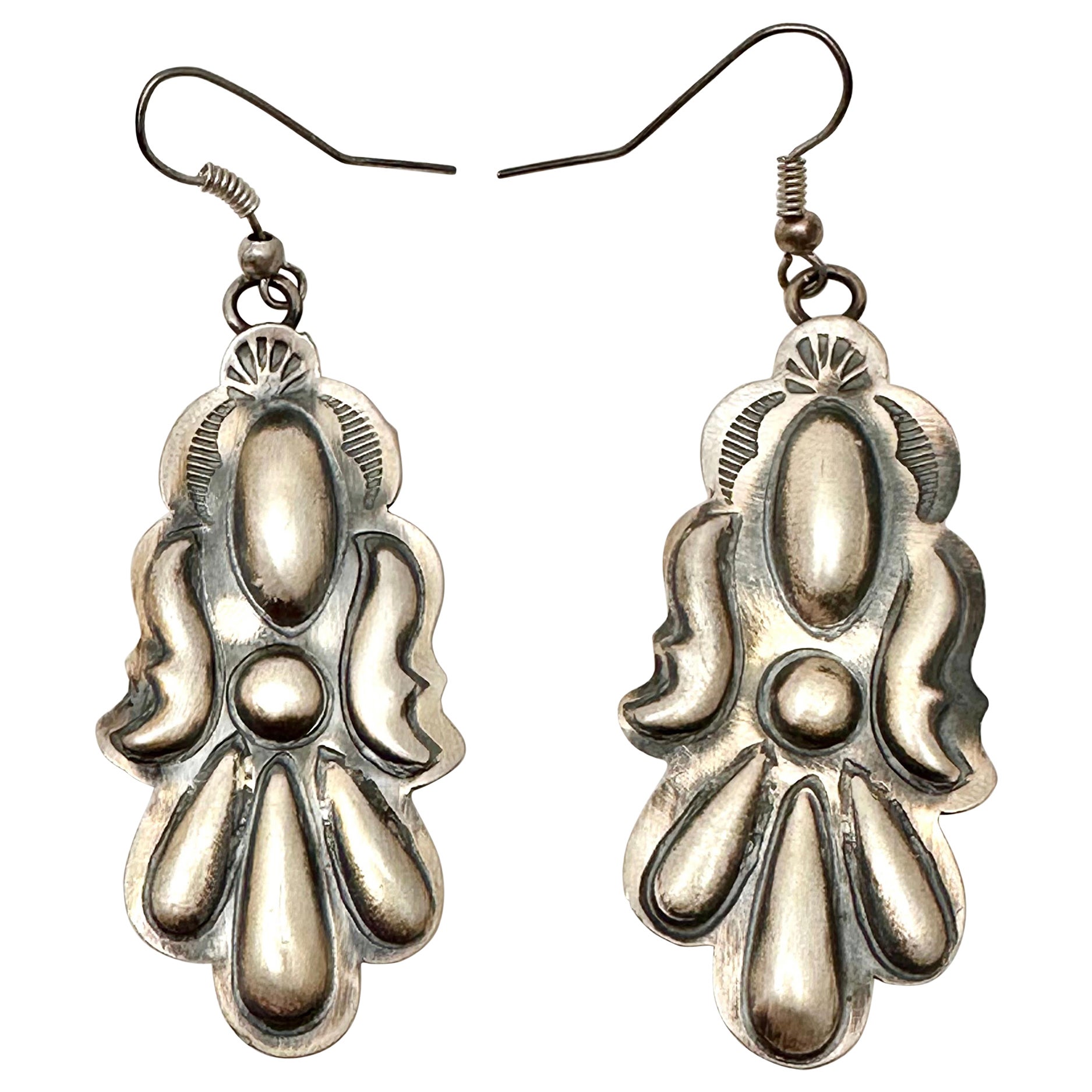 Boucles d'oreilles pendantes de 1" x 2 1/2" en argent sterling .925 de l'artiste Navajo Tim Yazzie en vente