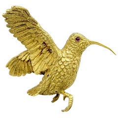 Broche vintage « Crossroads of Sport » Hummingbird avec œil en rubis en or 18 carats 