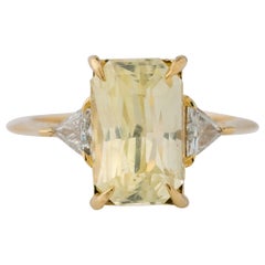 Certifié GIA, 4.73 ct. Bague à 3 pierres saphir jaune naturel radiant