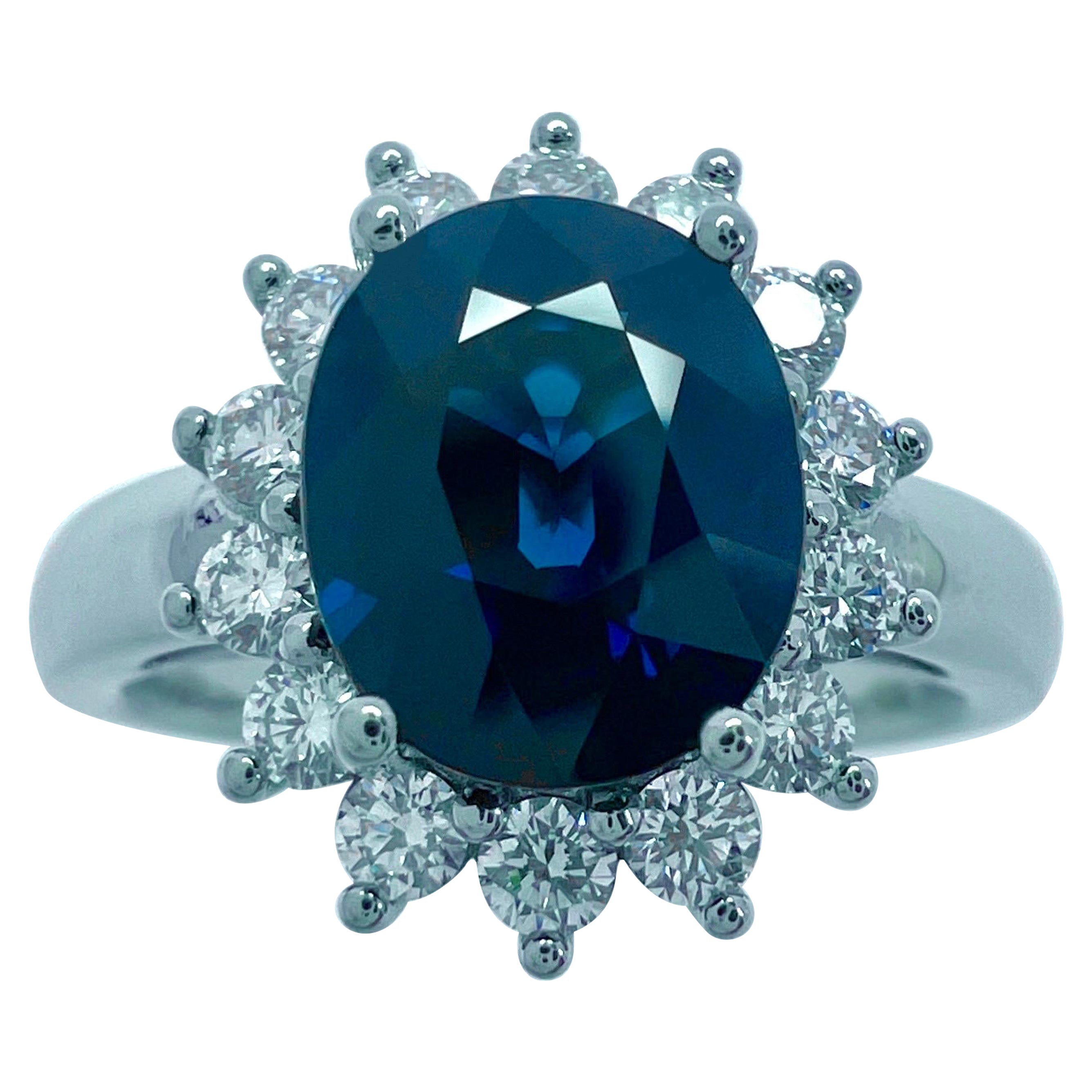 Dianna Bague cocktail en or blanc 18 carats avec saphir bleu profond de 2 carats et grappe de diamants en vente