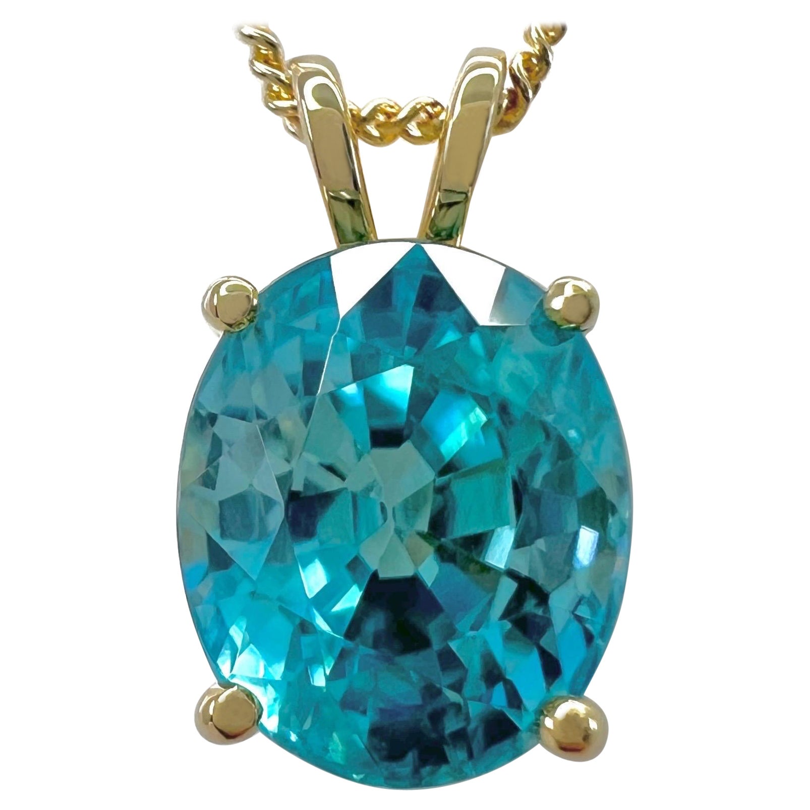 Collier pendentif en or jaune 18 carats avec zircon bleu naturel de 3,78 carats, taille ovale en vente