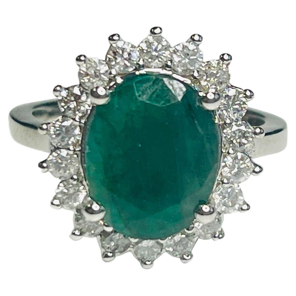 2,87 Karat Smaragd-Diamant-Ring aus 14K Weißgold im Angebot