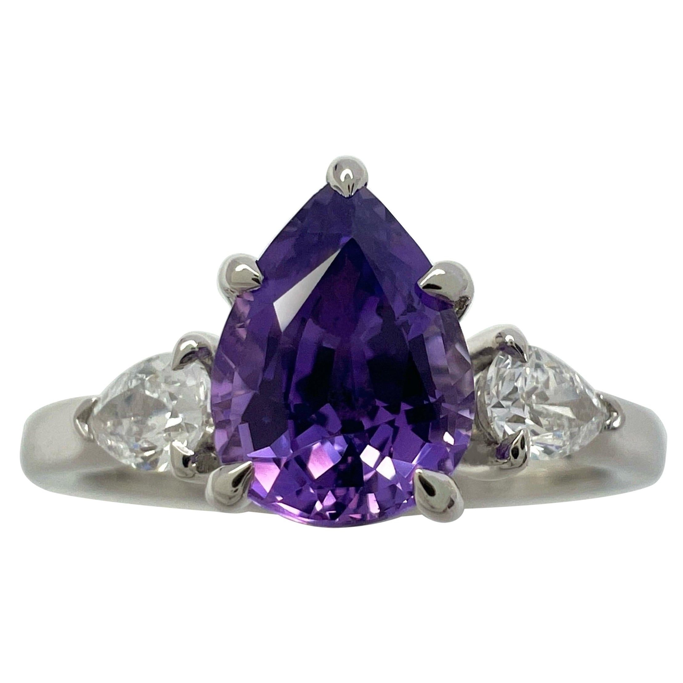 Bague à trois pierres en or blanc 18 carats, saphir violet et diamant certifié GIA en vente