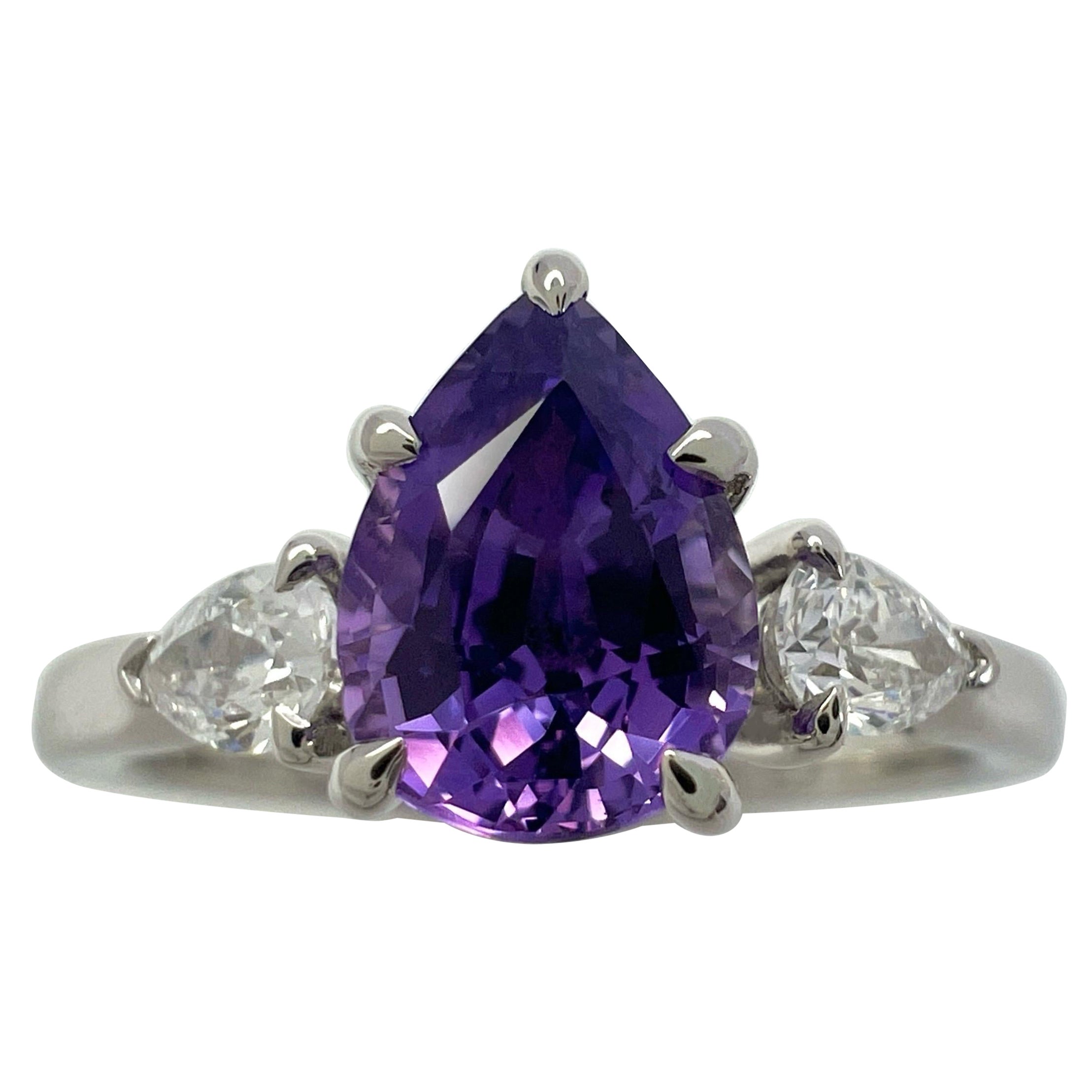 Zafiro púrpura y diamante certificados por GIA Anillo de tres piedras en oro blanco de 18 quilates talla pera