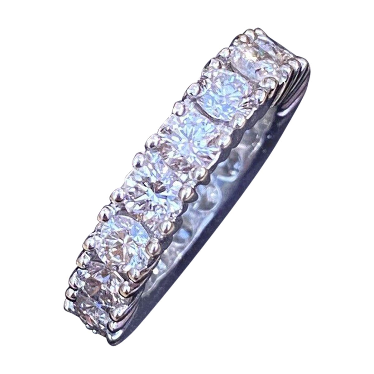 Bague d'éternité en or blanc 18 carats diamant rond 3,70 carats poids total 4,7 mm en vente