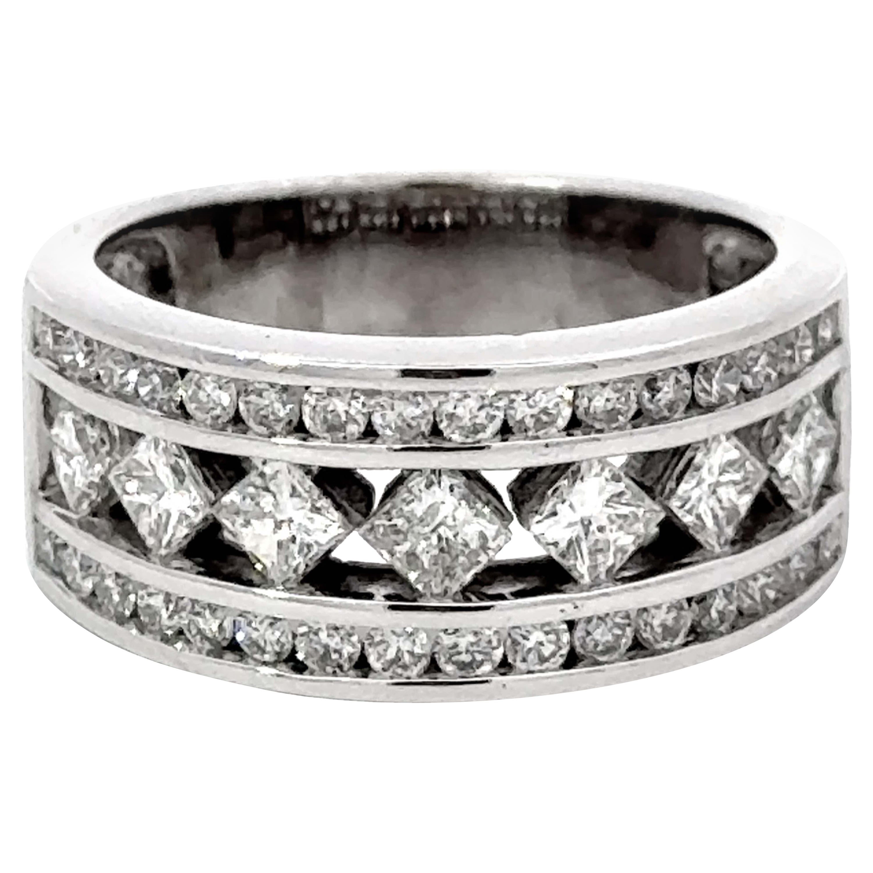 Bague à large bande de diamants de taille Princesse et Brilliante en or blanc 14k en vente