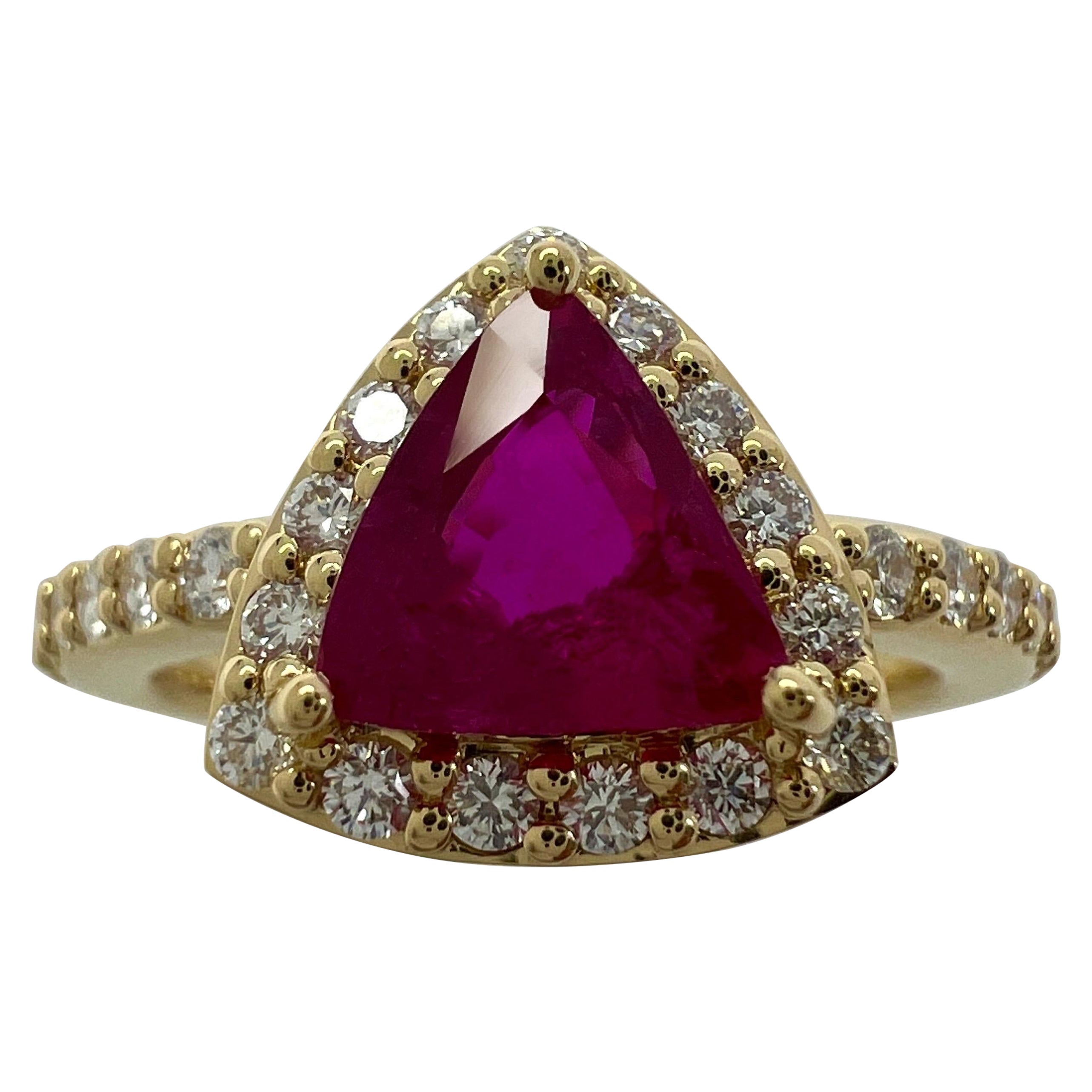 Bague en or jaune 18k certifiée 1.02ct No Heat Triangle Cut Ruby Diamond en vente